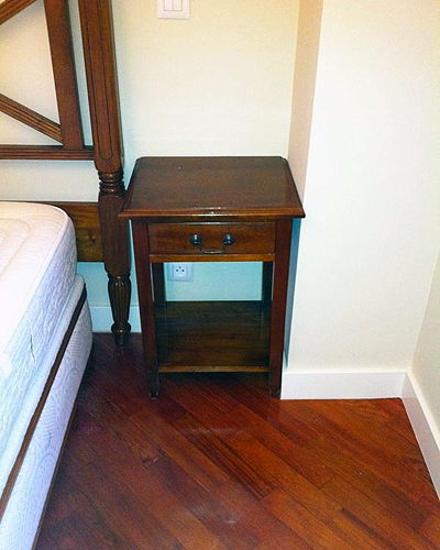 pintura decorativa cabecero y mesilla