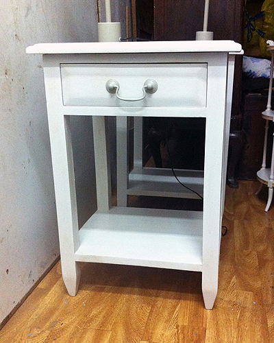 pintura decorativa cabecero y mesilla