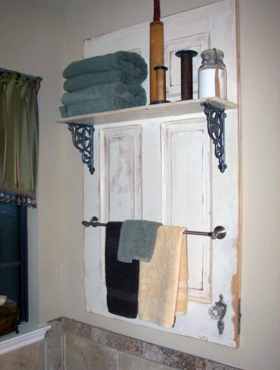 Puerta antigua convertida en estante y toallero
